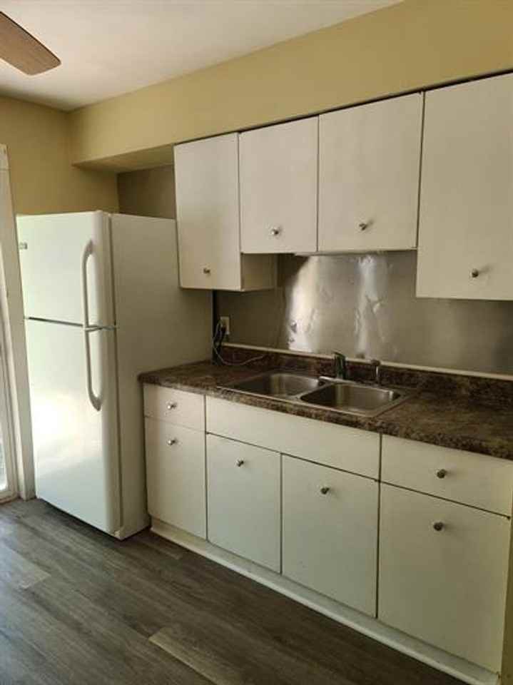 1411 Greenbriar Dr - Photo 7 of 10