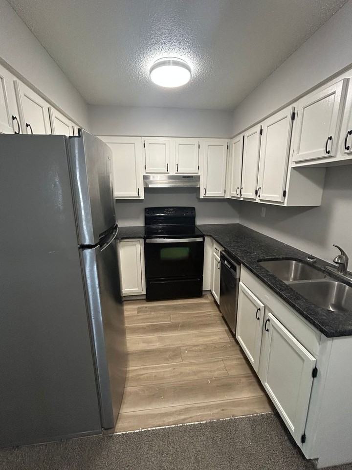 1409 Sunset Dr #201 - Photo 3 of 6