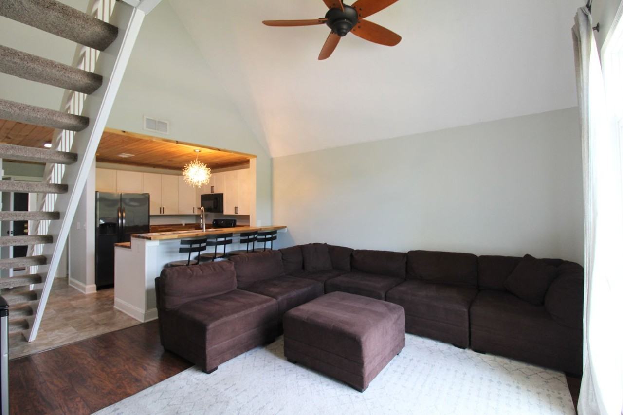 1330 Hunters Rd Apt L - Photo 4 of 18