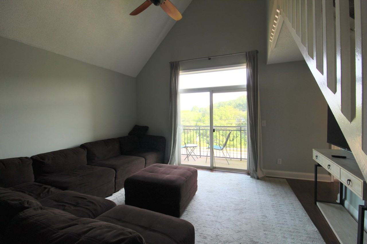 1330 Hunters Rd Apt L - Photo 5 of 18