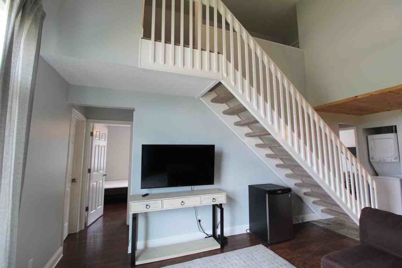 1330 Hunters Rd Apt L - Photo 6 of 18