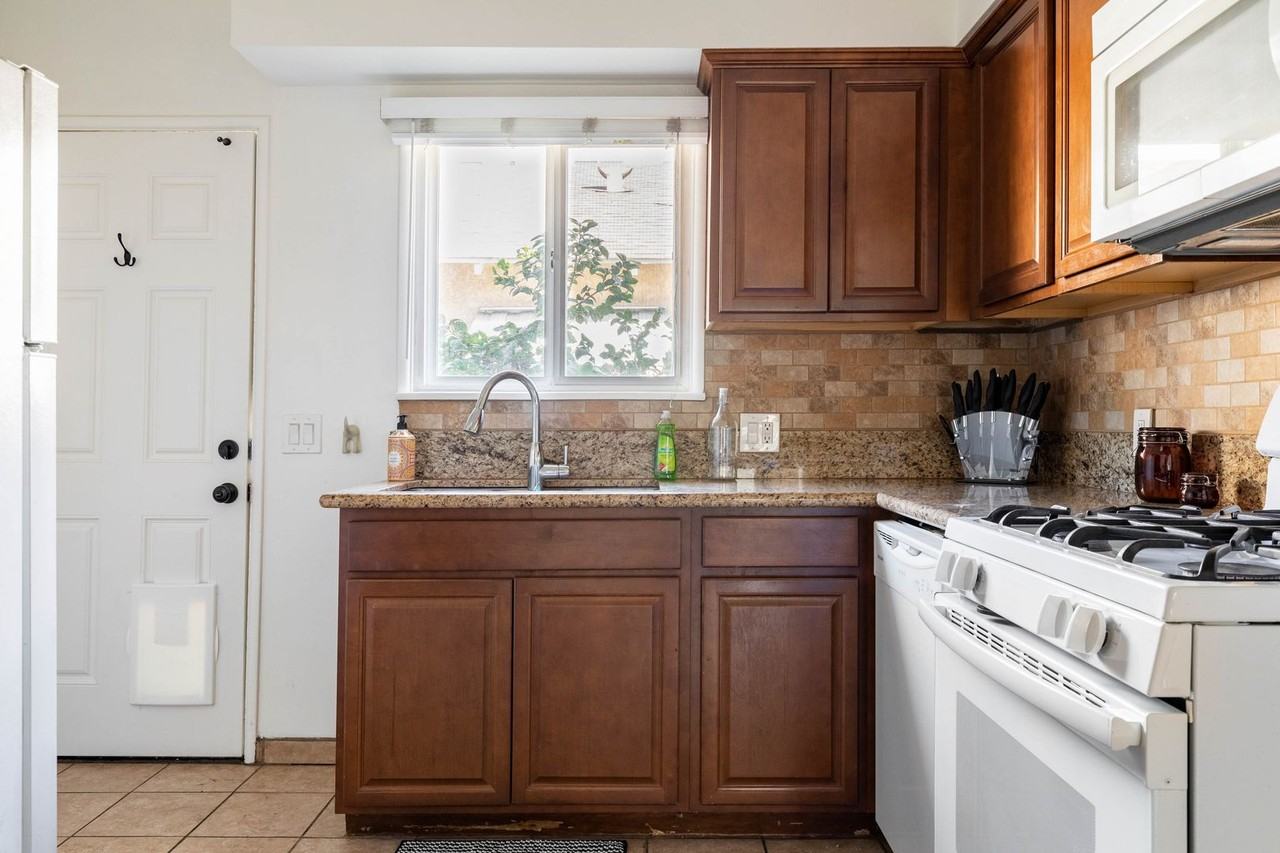 12413 Chandler Blvd - Photo 7 of 16