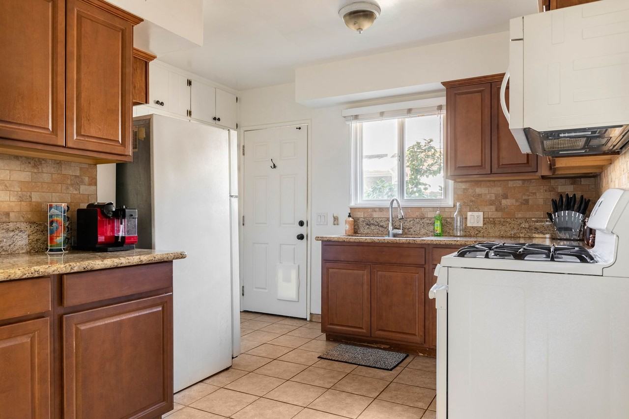 12415 Chandler Blvd - Photo 3 of 16
