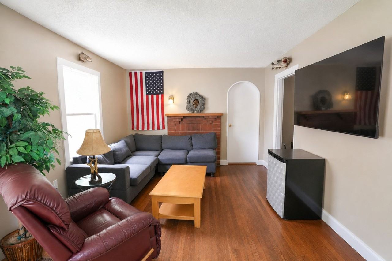636 Golfview Dr - Photo 2 of 16