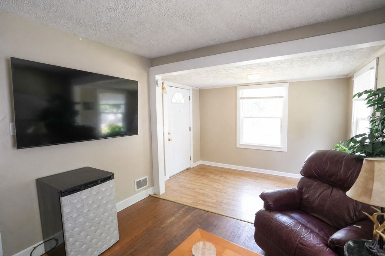 636 Golfview Dr - Photo 3 of 16