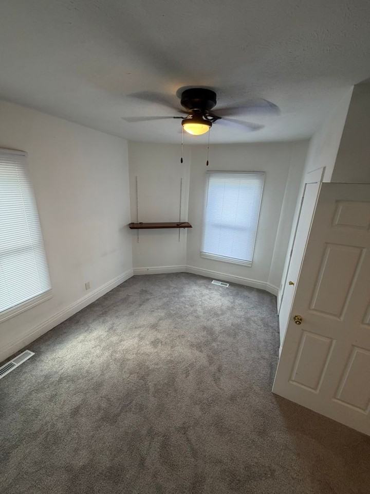 1610 E Sangamon Ave - Photo 3 of 8