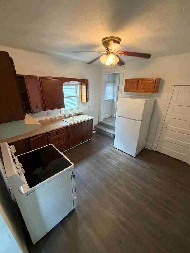 1610 E Sangamon Ave - Photo 5 of 8