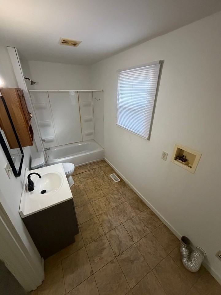 1610 E Sangamon Ave - Photo 6 of 8