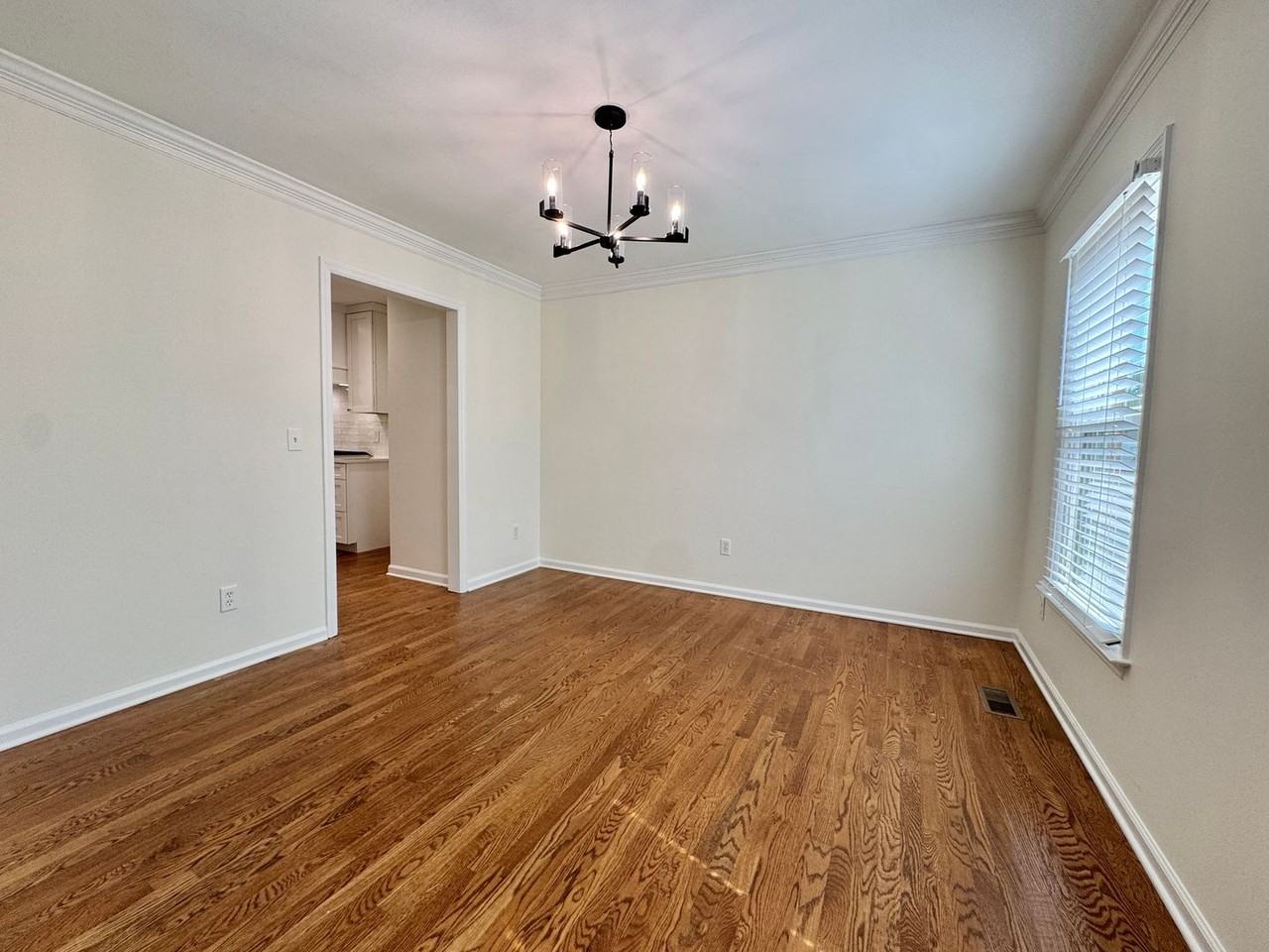 1370 Buckingham Cir - Photo 4 of 33