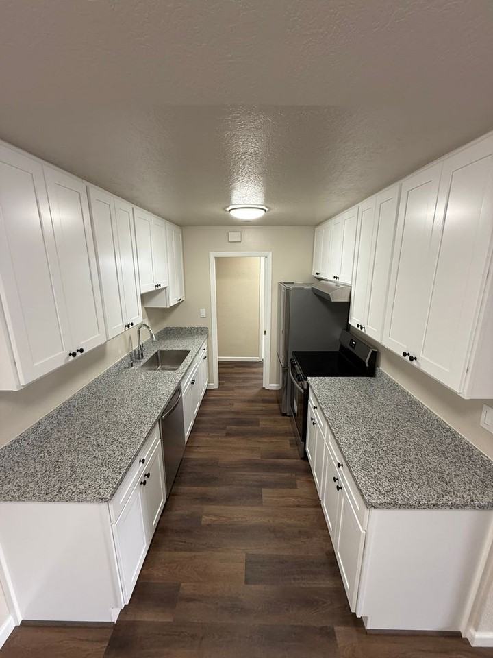 921 Hill St - Photo 4 of 14