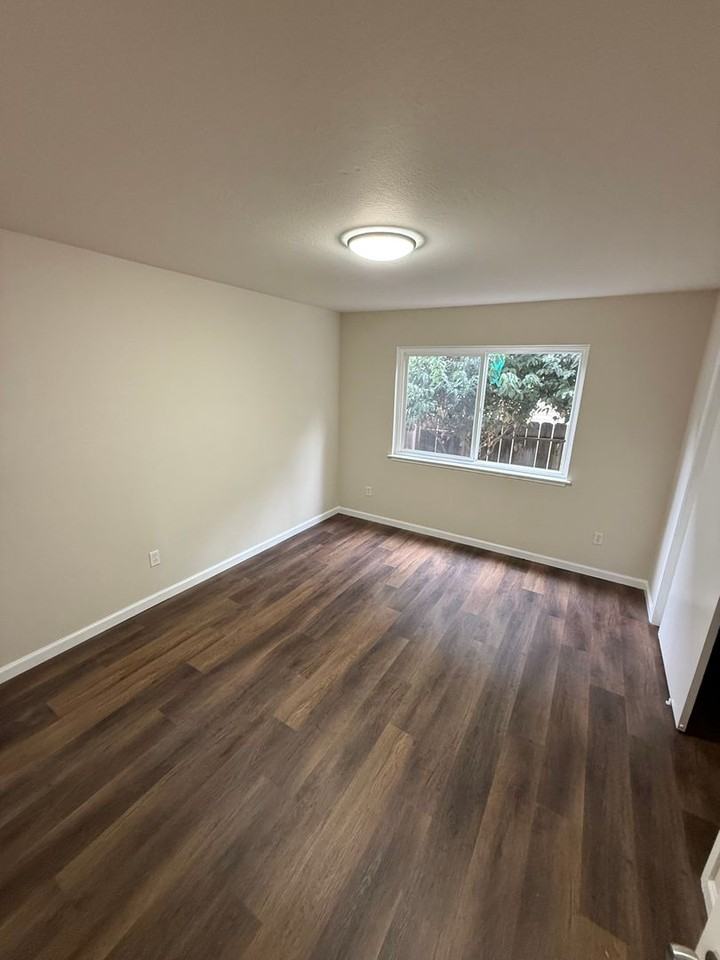 921 Hill St - Photo 7 of 14