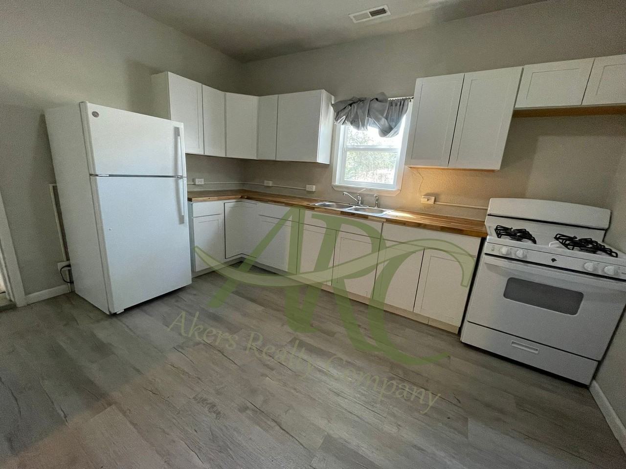 1444 Cypress St - Photo 5 of 15