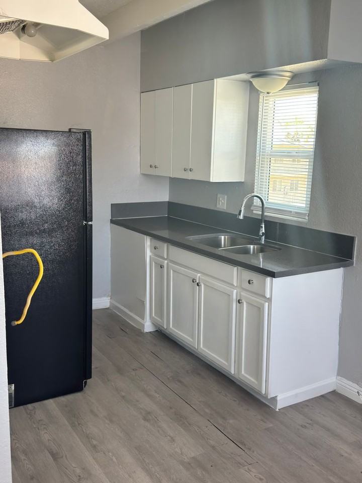 216 W Philadelphia Ave - Photo 2 of 7