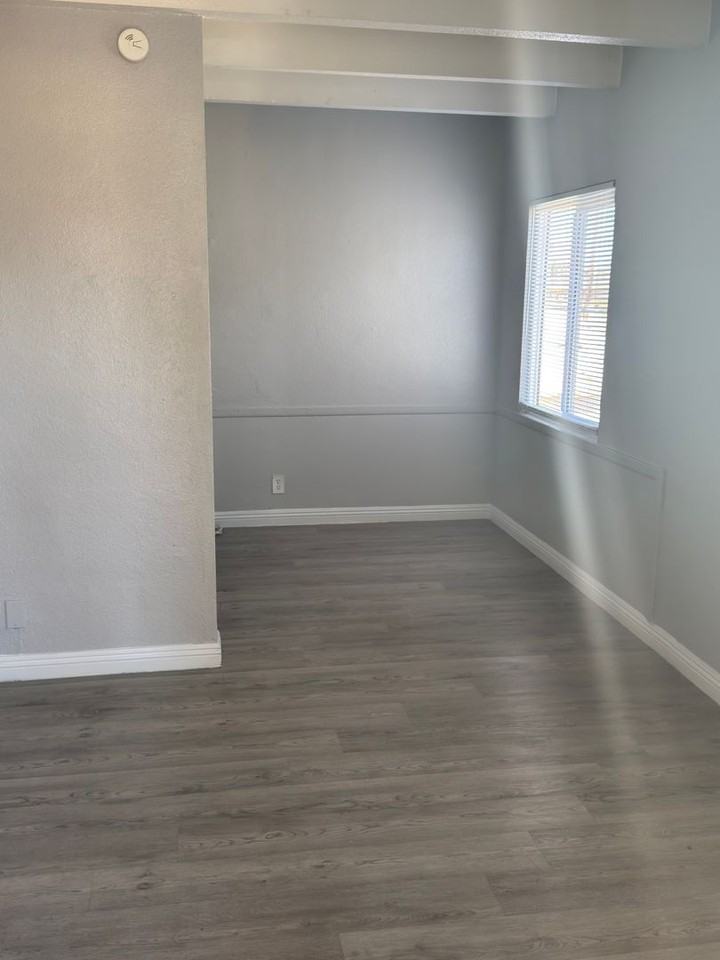 216 W Philadelphia Ave - Photo 3 of 7
