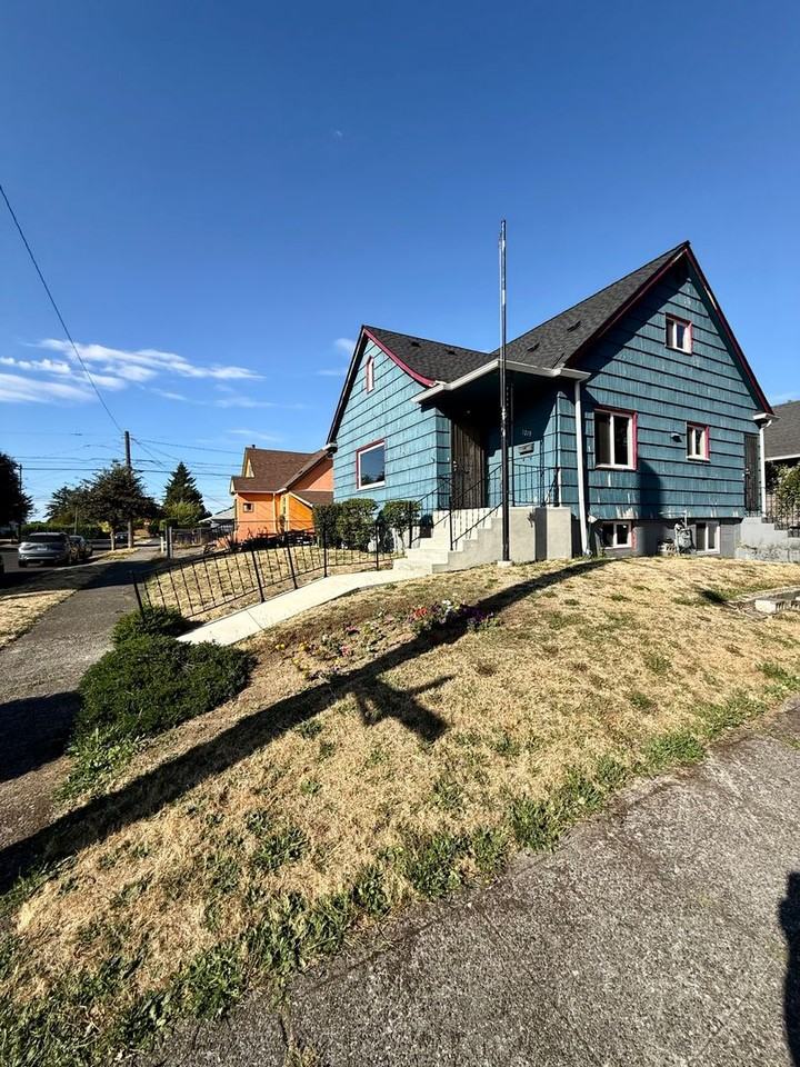 1219 S Oakes St - Photo 2 of 15