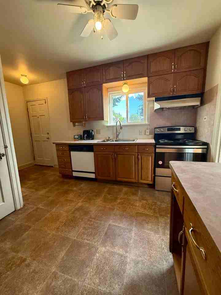 1219 S Oakes St - Photo 4 of 15