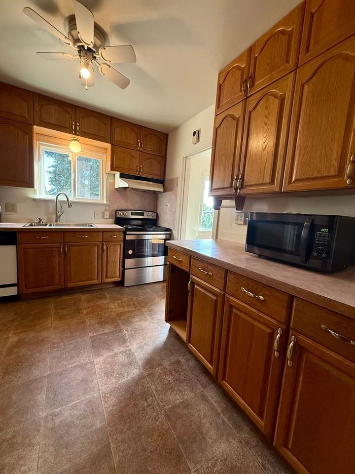 1219 S Oakes St - Photo 5 of 15
