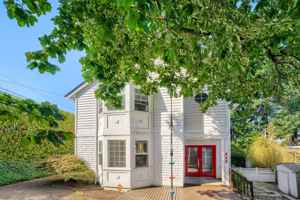featured image of 422 W Raye St