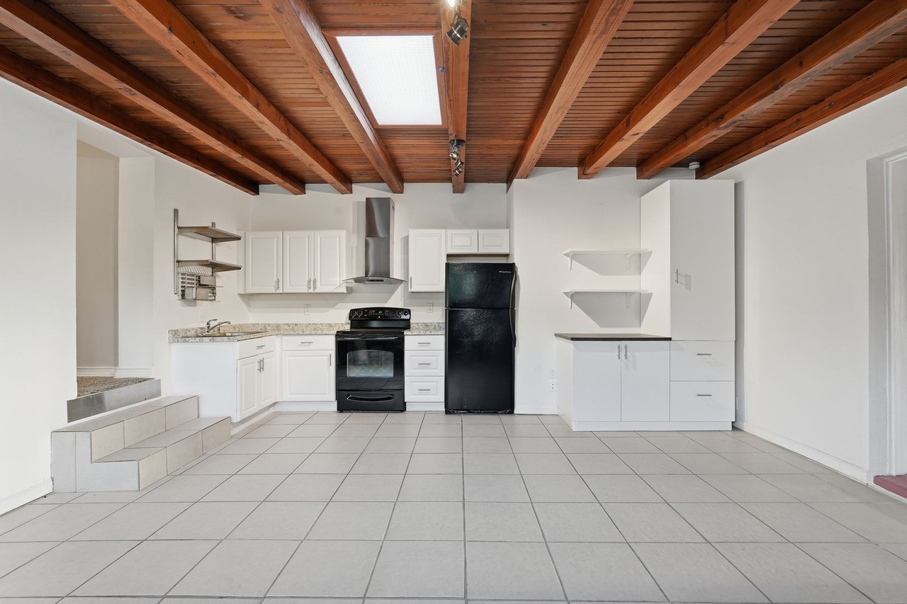 3224 N Stanton St - Photo 2 of 43