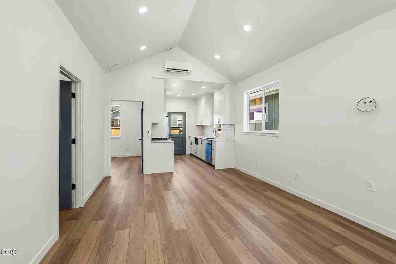 202 Gangnes Dr - Photo 3 of 20