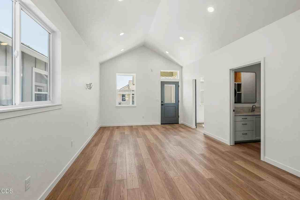 202 Gangnes Dr - Photo 4 of 20