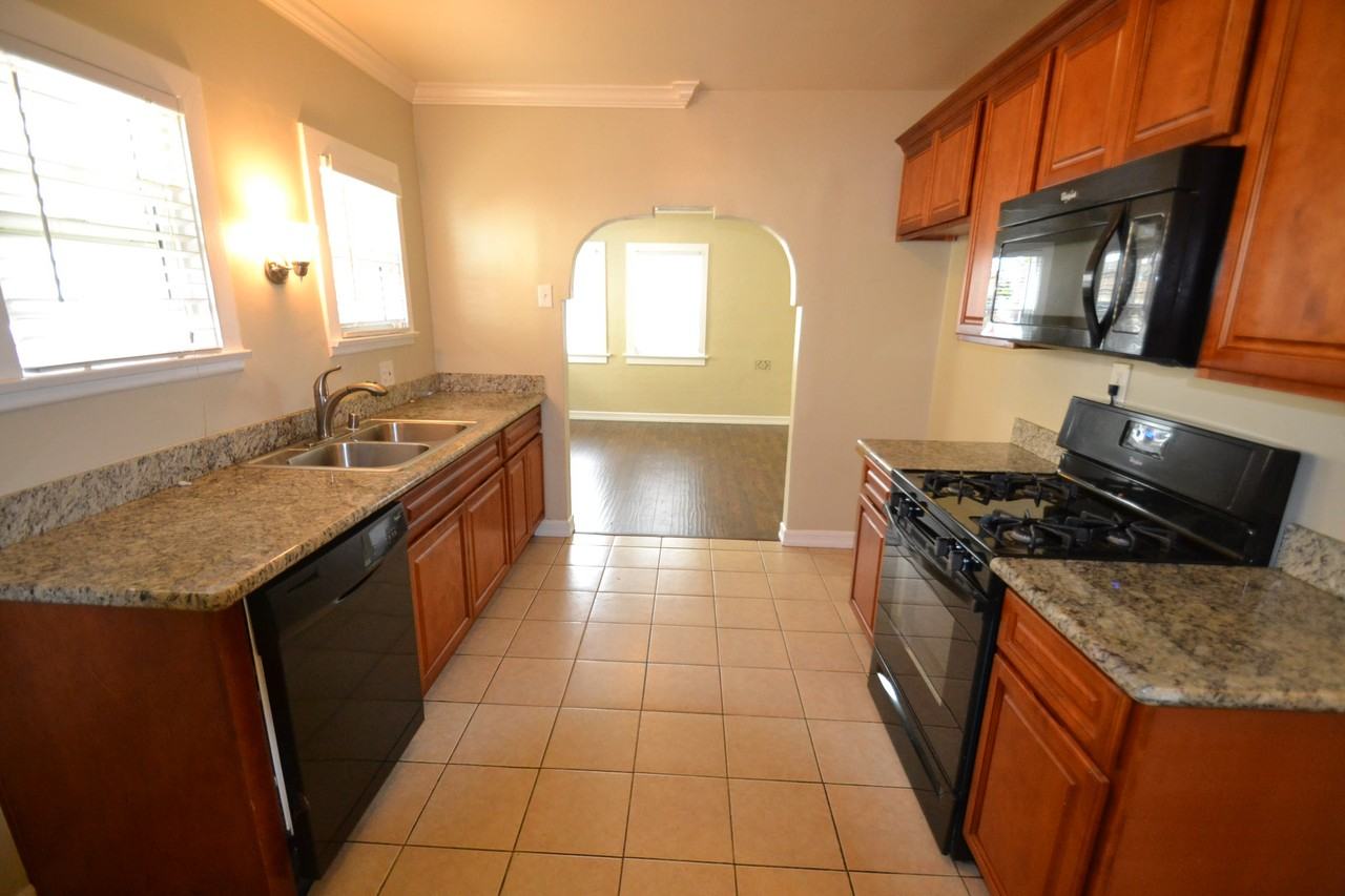 447 E Plymouth St - Photo 3 of 8