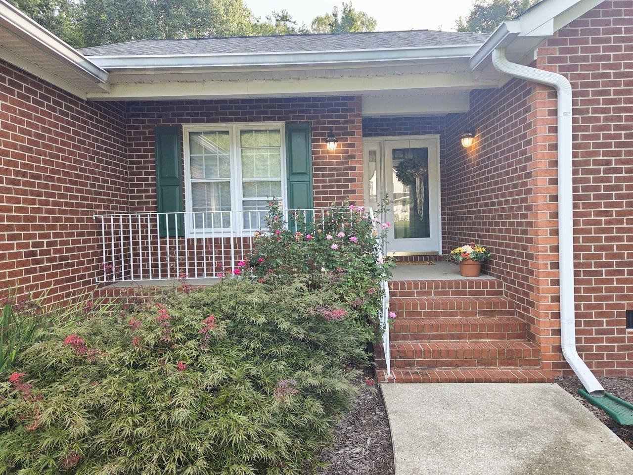 4206 Tweedsmuir Rd - Photo 2 of 31