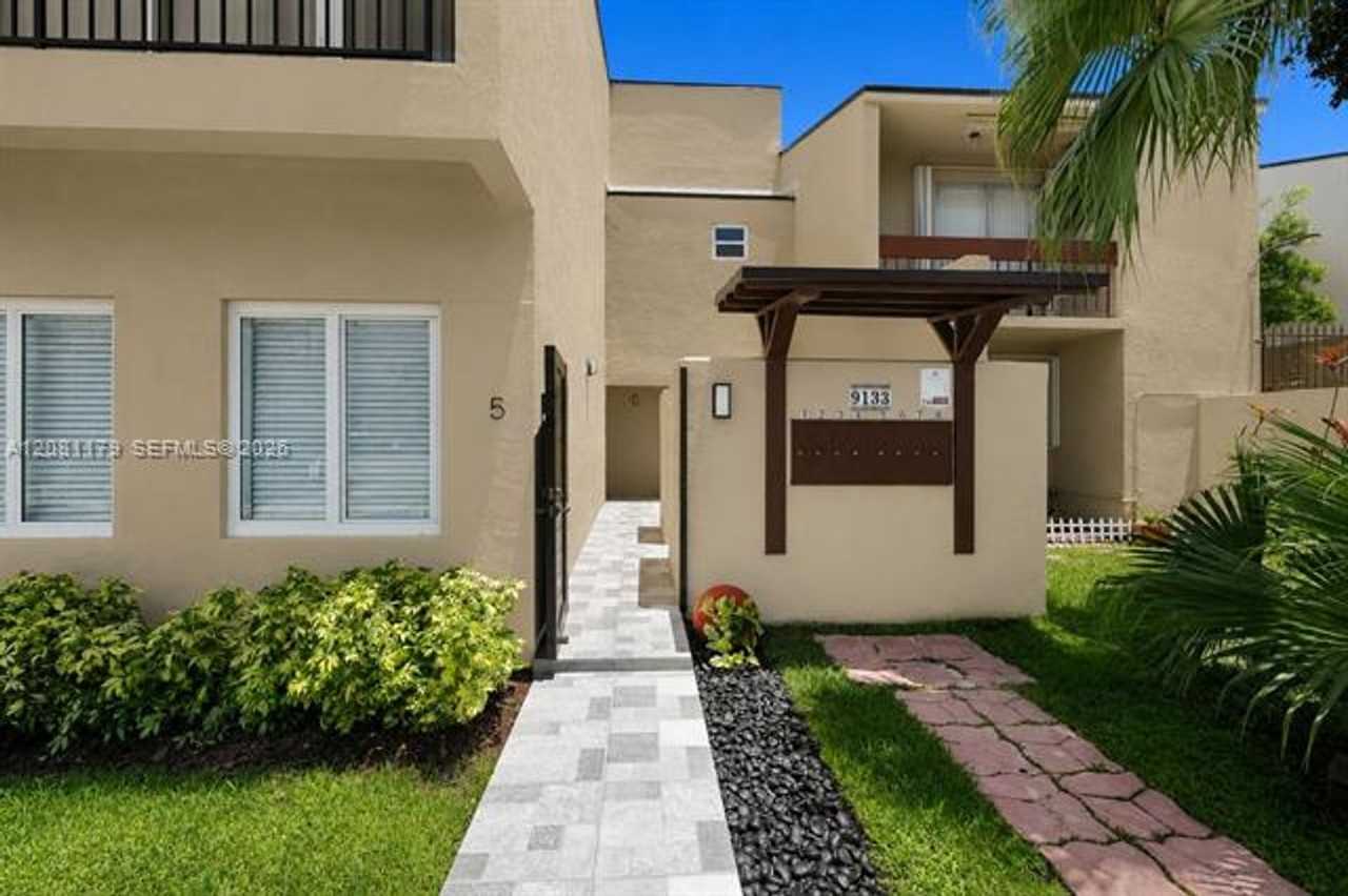 9133 9133 Fontainebleau Blvd th 5 - Photo 4 of 50