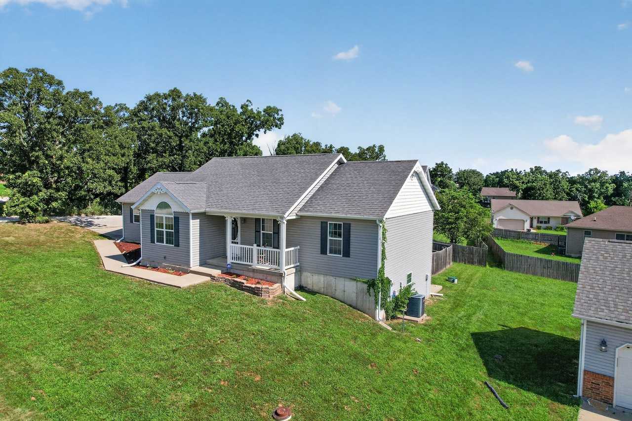 23600 Roulette Rd - Photo 2 of 32