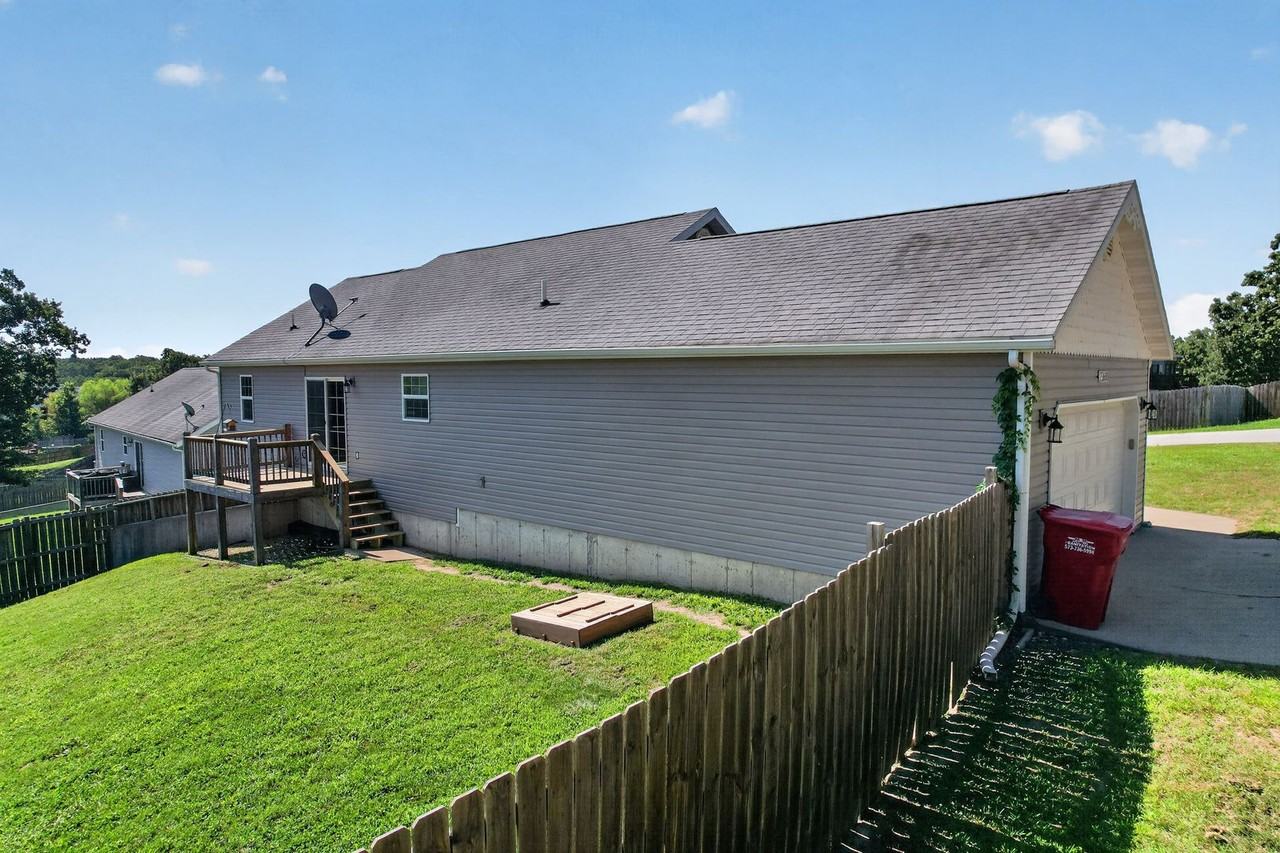23600 Roulette Rd - Photo 4 of 32
