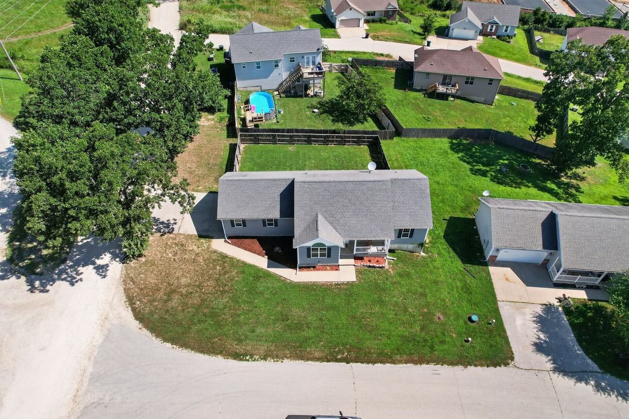 23600 Roulette Rd - Photo 5 of 32