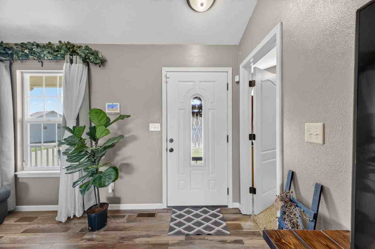 23600 Roulette Rd - Photo 6 of 32