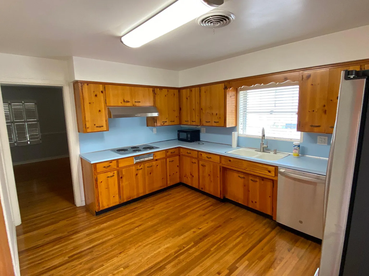 202 E Belvedere St - Photo 5 of 14