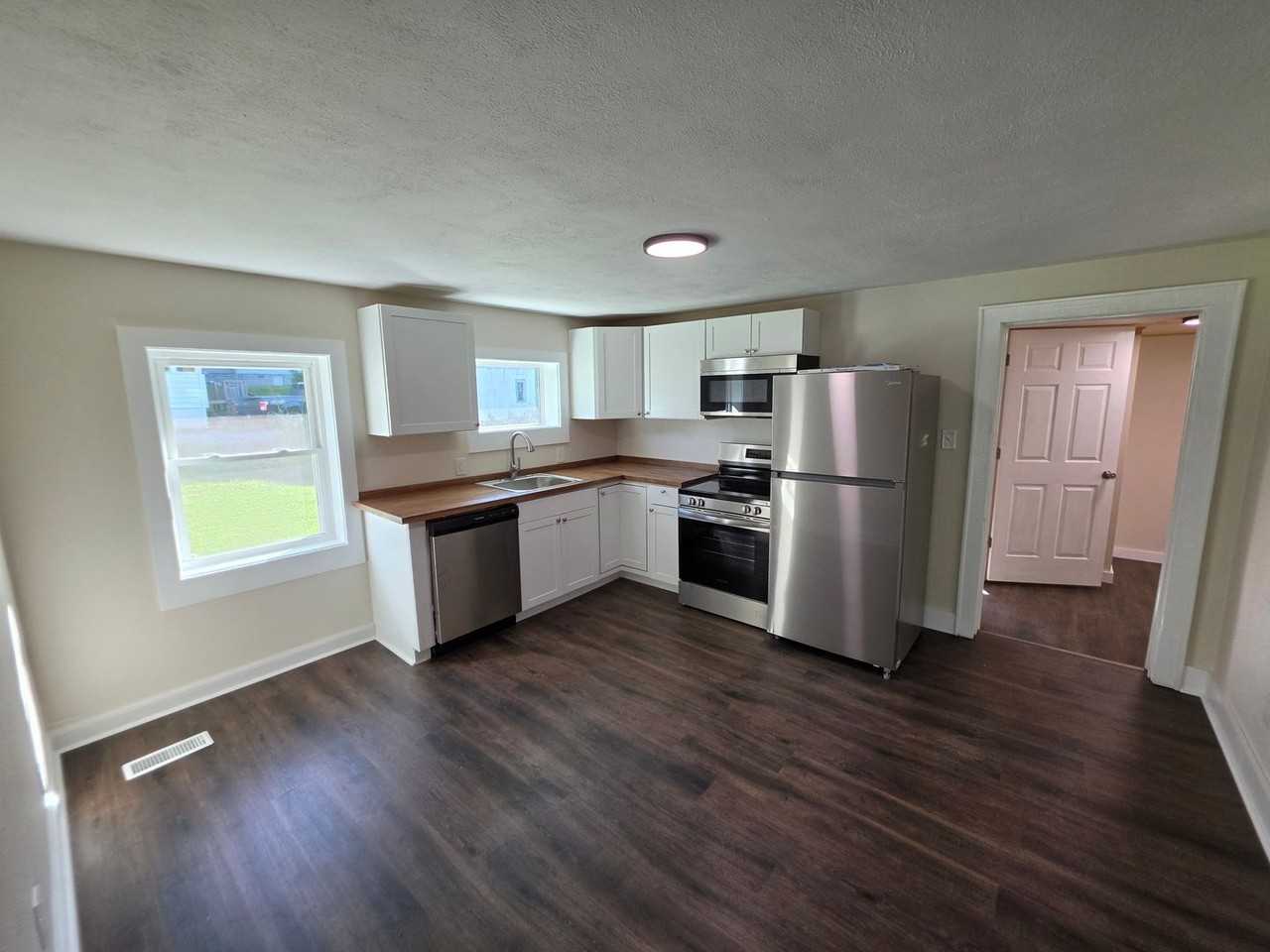 1601 Chinquapin Grove Rd - Photo 4 of 11