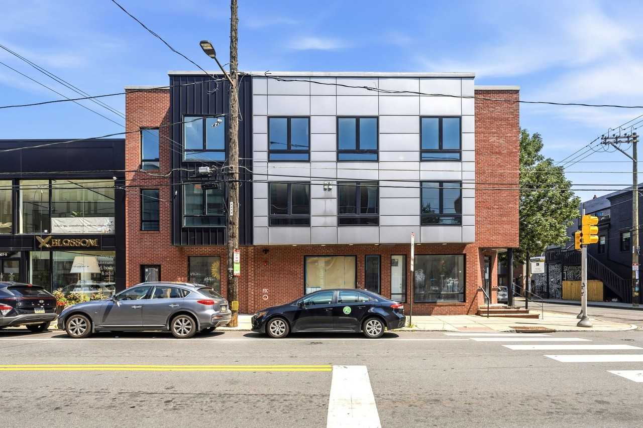 2001 Frankford Ave - Photo 2 of 14