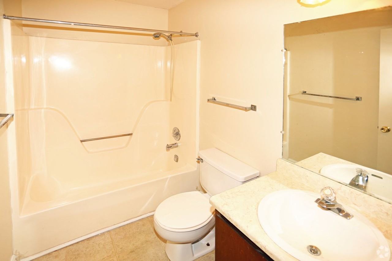 005 Quail Hollow Apartments - Photo 2 of 7