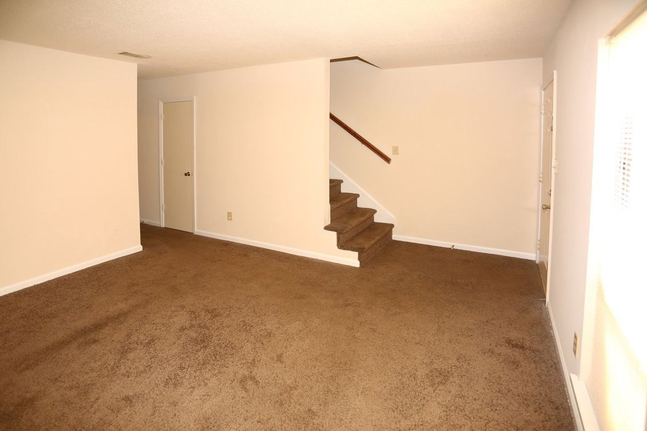 005 Quail Hollow Apartments - Photo 3 of 7