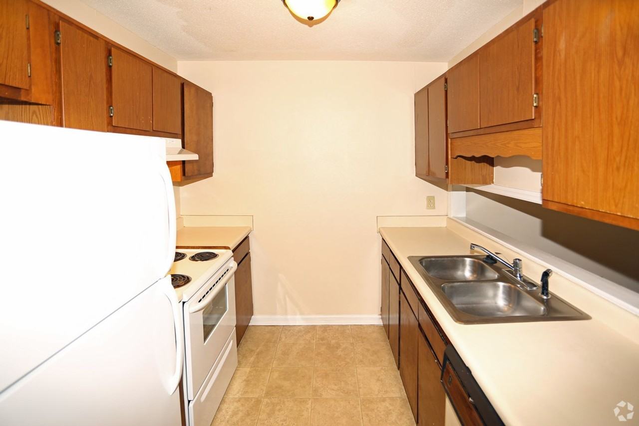 005 Quail Hollow Apartments - Photo 4 of 7