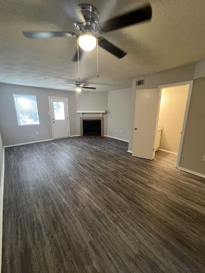 029 Petersburg Place Apartments - Photo 3 of 17
