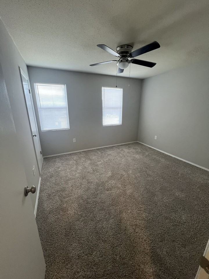 029 Petersburg Place Apartments - Photo 6 of 17