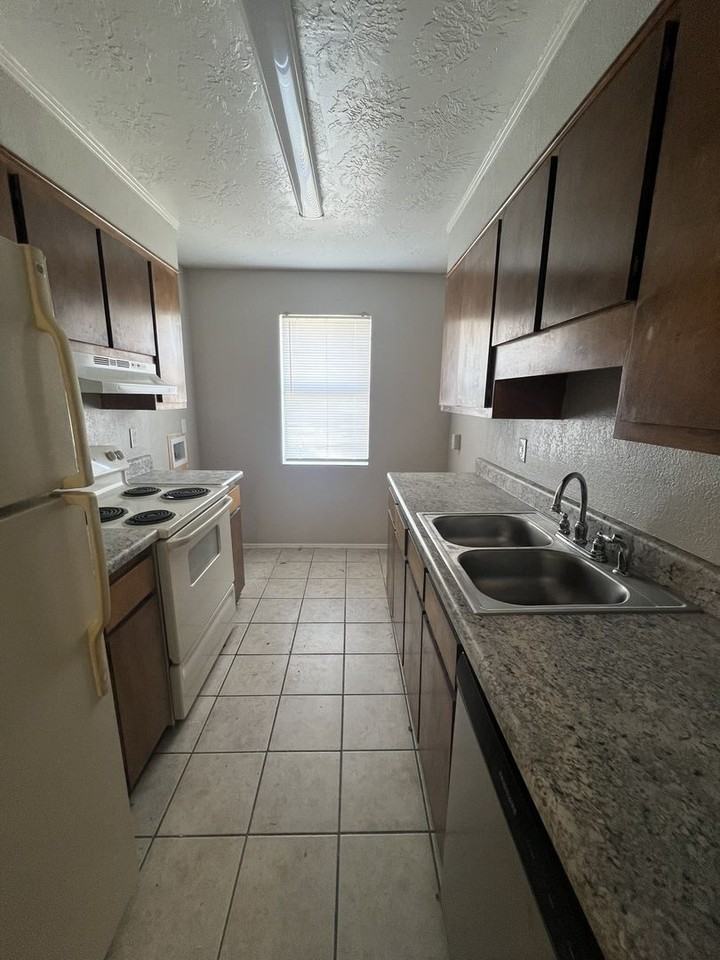 029 Petersburg Place Apartments - Photo 7 of 17
