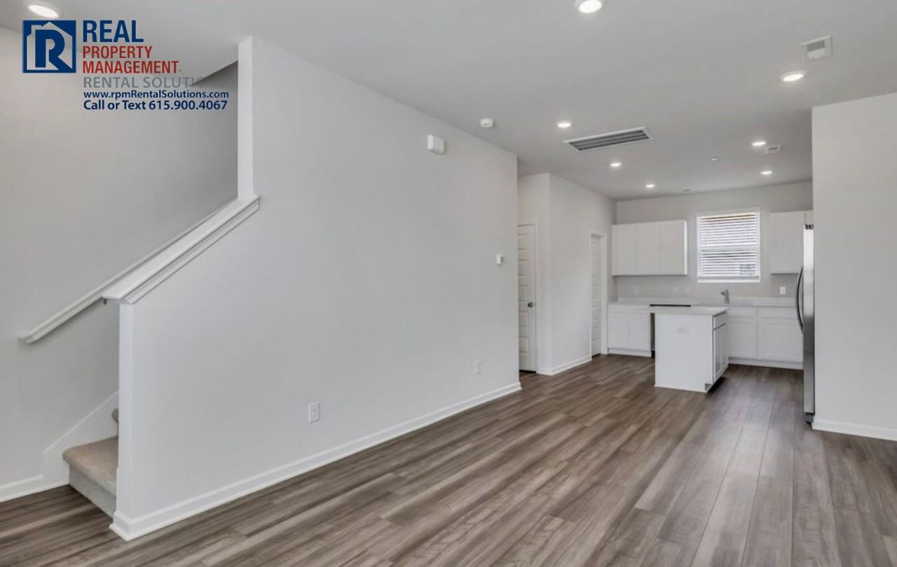 1005 Taylor Cir - Photo 3 of 25