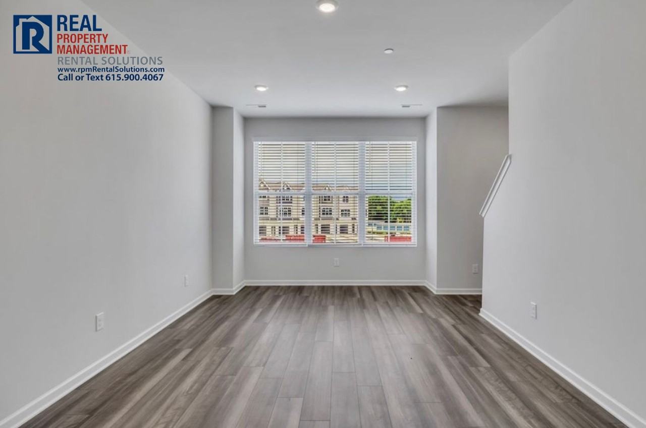 1005 Taylor Cir - Photo 4 of 25