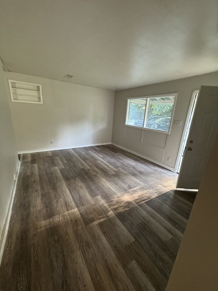 305 Se Arter Ave #1 - Photo 2 of 7