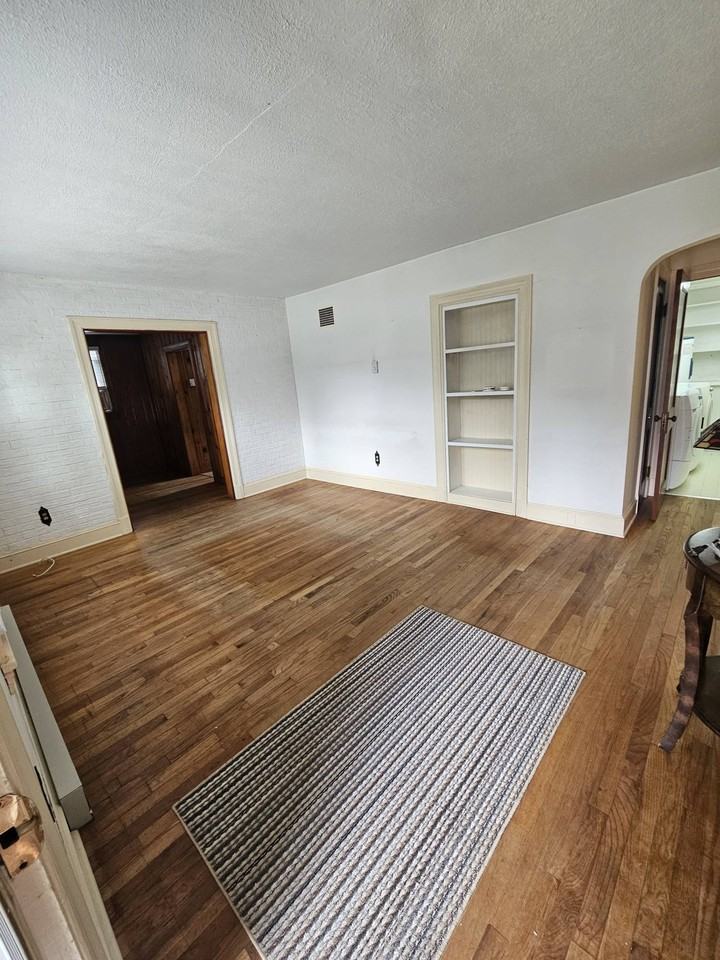 100 Killarney Rd #1 - Photo 3 of 10