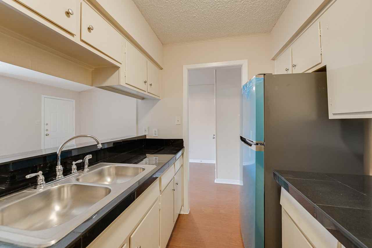 610 W 51st St #104 - Photo 7 of 11