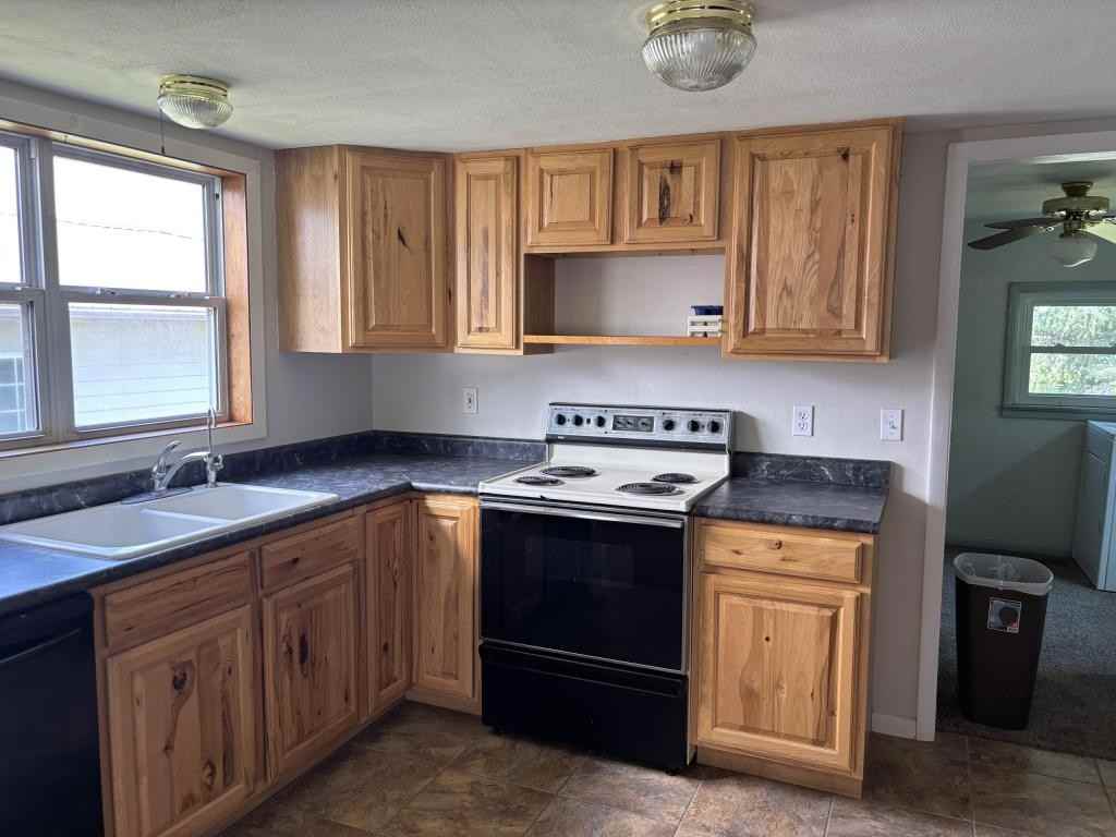 521 Freimuth Ave - Photo 4 of 9