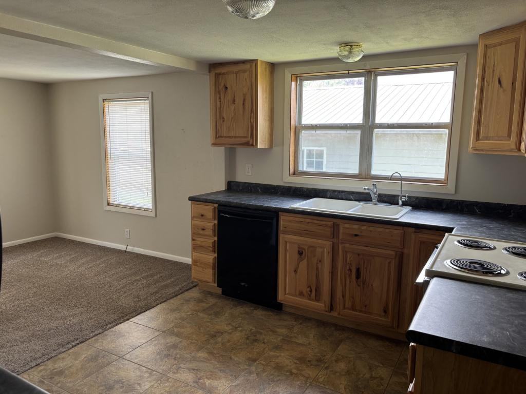 521 Freimuth Ave - Photo 5 of 9