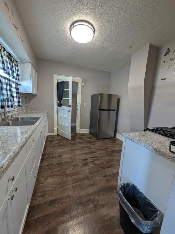1032 S Waugh St - Photo 4 of 15