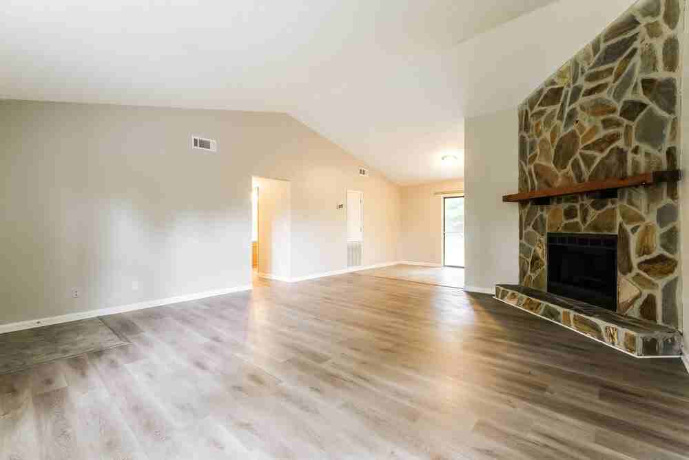 319 Knollwood Ln - Photo 5 of 16